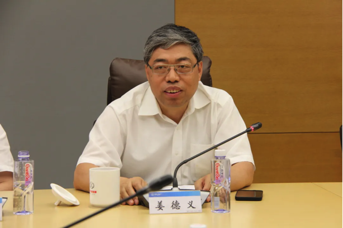 在座谈交流中,姜德义表示,北汽集团坚持"高新特"发展战略,正致力于